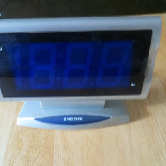 Large Number Digital Alarm Clock with Battery Backup - Picture 3 of 5